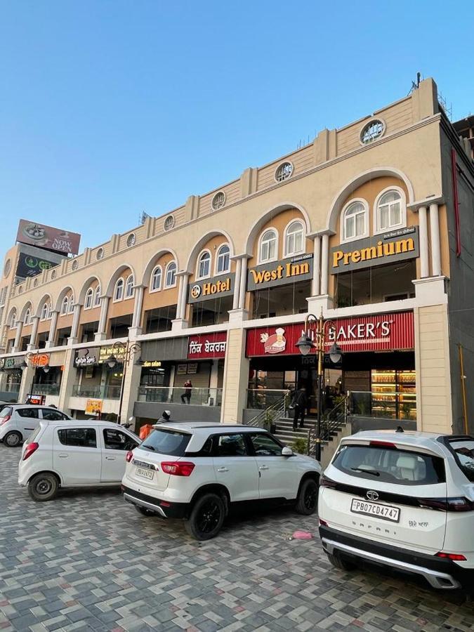 Hotel West Inn Premium Kharar Extérieur photo
