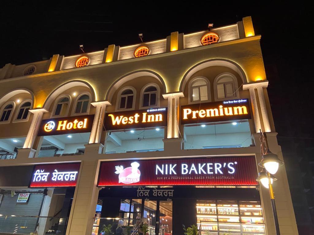 Hotel West Inn Premium Kharar Extérieur photo
