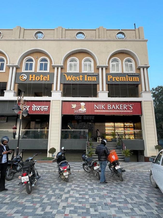 Hotel West Inn Premium Kharar Extérieur photo